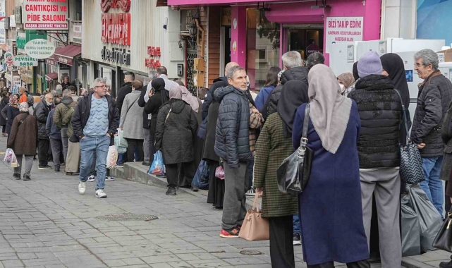 Ramazan alışverişi için kasaplarda metrelerce et ve kıyma kuyruğu