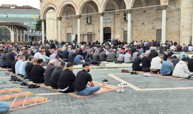 Ramazan ayının son cuma namazında camiler doldu taştı