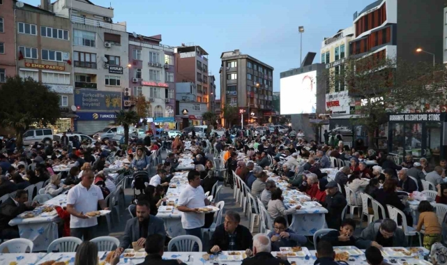 Ramazan'ın bereketi Burhaniye'de paylaşılıyor
