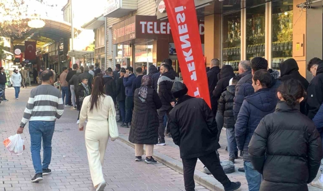 Ramazan'ın vazgeçilmezi tahinli pide için uzun kuyruklar oluştu
