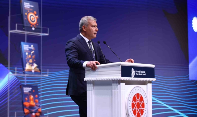 Rektör Adıgüzel 'Stratejik İletişimde Yeni Akımlar Paneli'nin açılışında konuştu