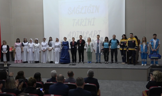 Sağlık çalışanlarından 'Geçmişten Günümüze Hemşire Kıyafetleri' defilesi