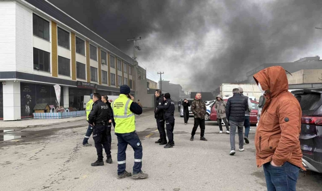 Sakarya'da mobilyacılar çarşısında yangın