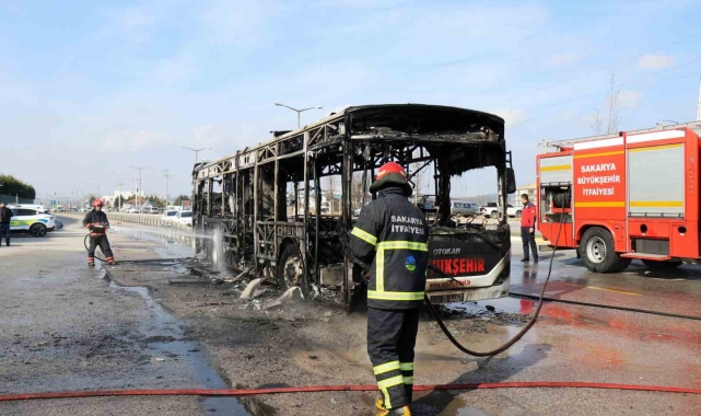 Sakarya'da otobüs alev topuna döndü: Gökyüzünü kara duman kapladı