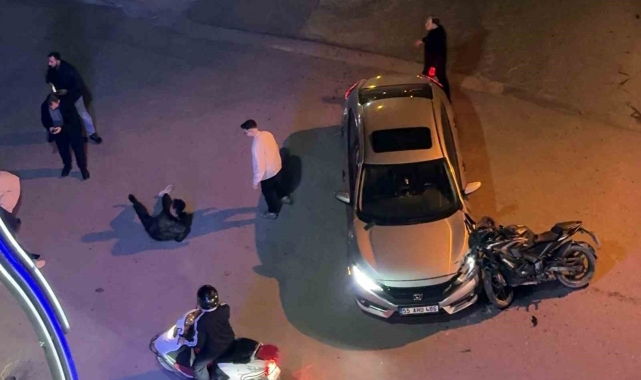 Sakarya'da otomobile çarpan motosikletteki 2 kişi yaralandı