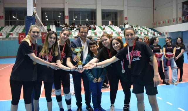 Salihli'de kadınlar, voleybol turnuvasında buluştu