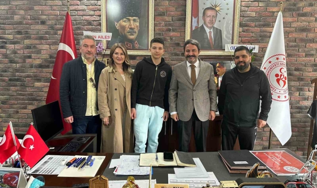 Şampiyondan Gençlik ve Spor İl Müdürü'ne ziyaret