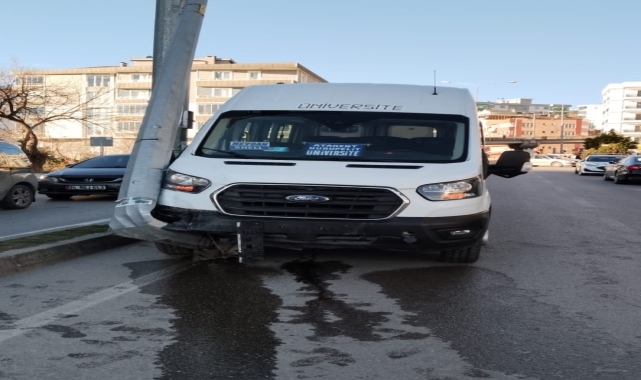 Samsun'da elektrik direğine çarpan minibüsün sürücüsü öldü