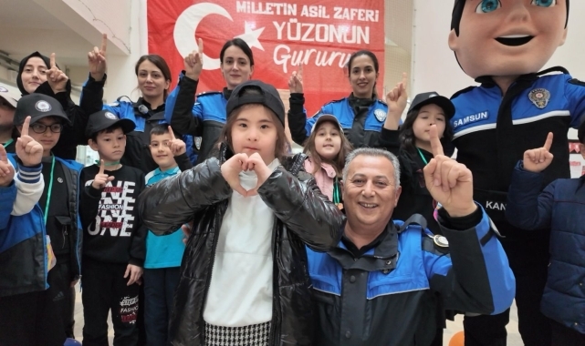 Samsun'da polislerden Down sendromlu Derin'e sürpriz ziyaret