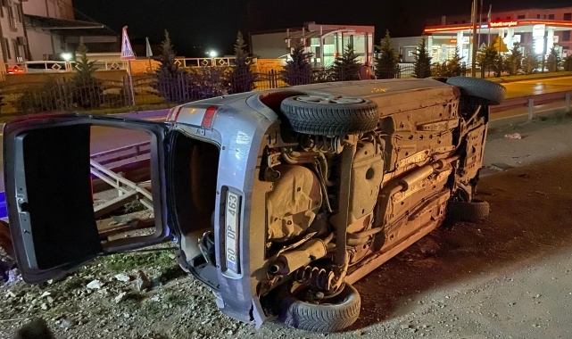 Samsun'da tabela direğine çarpan otomobildeki 2 kişi yaralandı