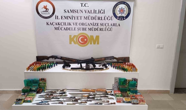 Samsun'da bir evde çok sayıda silah ve bıçak ele geçirildi