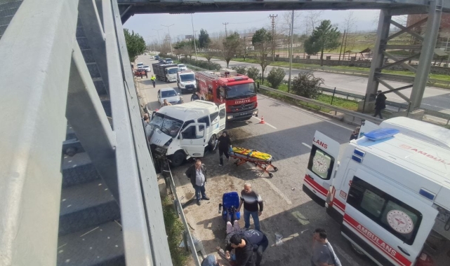 Samsun'da minibüs üst geçidin direğine çarptı: 7 yaralı