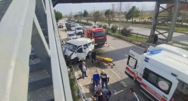 Samsun'da minibüs üst geçidin direğine çarptı: 7 yaralı