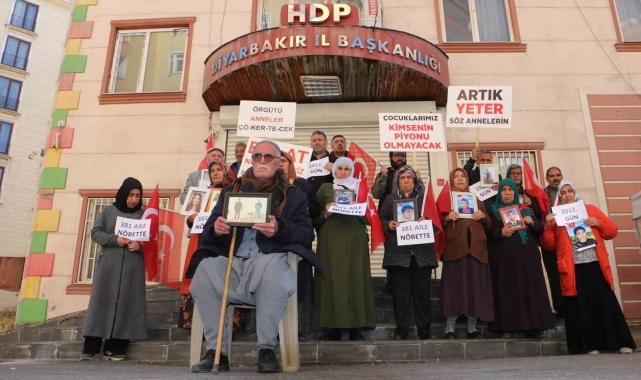 Şanlıurfa'da 7 aydır oğlundan haber alamayan baba Diyarbakır'da evlat nöbetine katıldı