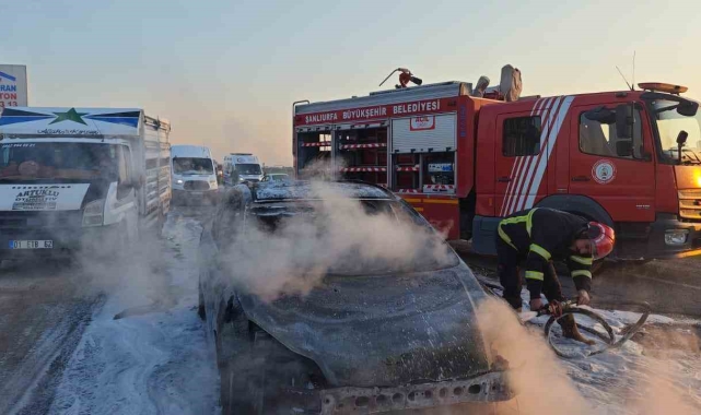 Şanlıurfa'da otomobil alev topuna döndü
