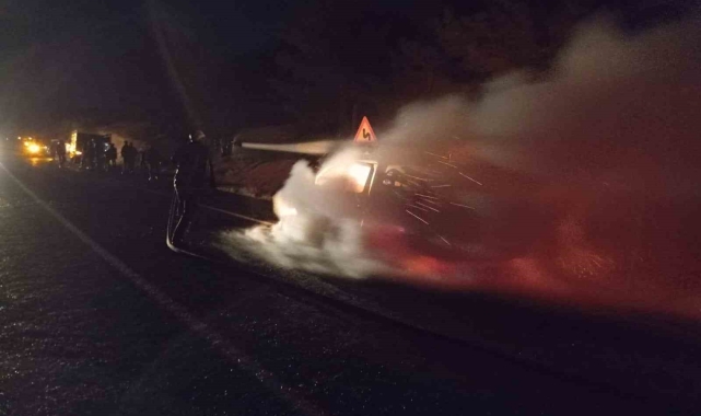 Şanlıurfa'da seyir halindeki otomobil alev topuna döndü