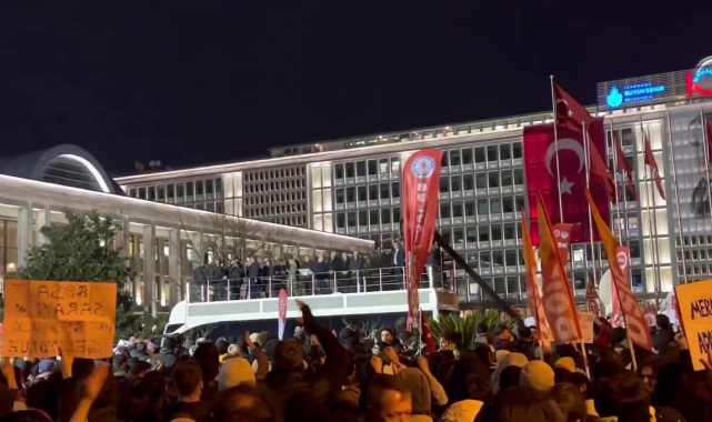 Saraçhane'de protestoculardan Özgür Özel'e tepki