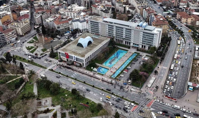 Saraçhane'deki İBB binası önünde yaşanan hareketlilik havadan görüntülendi