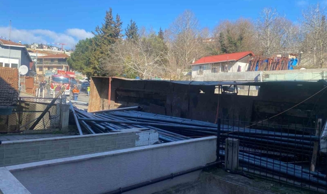 Sarıyer'de freni patlayan demir yüklü tır devrildi: 1 yaralı