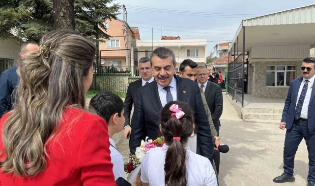 Seçim vaadinde bulunmuştu, Milli Eğitim Bakanı'nı sınıfına getirdi
