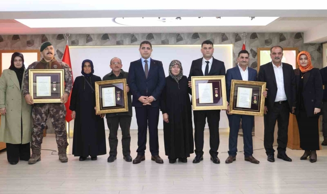 Şehit aileleri ve gazilere devlet övünç madalyası verildi