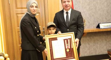 Şehit ailesine Devlet Övünç Madalyası verildi