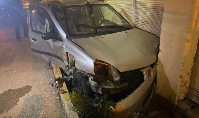 Serik'te iki otomobil çarpıştı: 1 yaralı