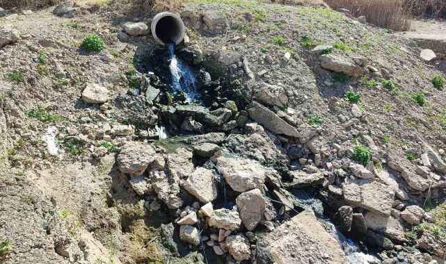Seyhan Nehri'nde su çekilince pislik ortaya çıktı