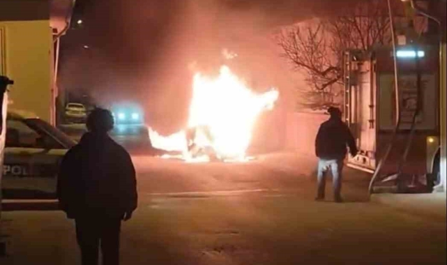 Seyir halindeki otomobil aniden alevler içerisinde kaldı