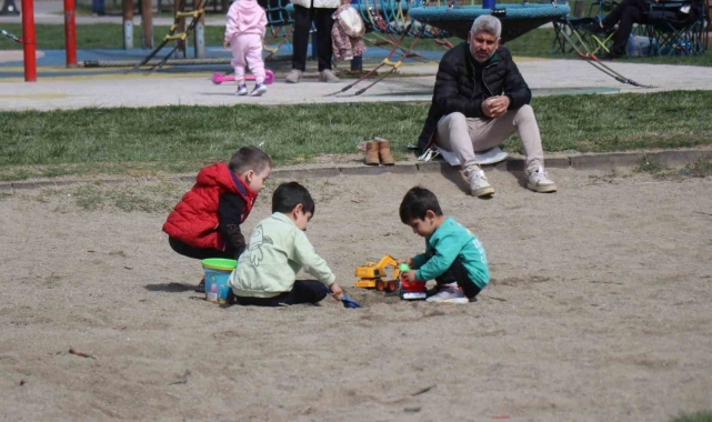 Sıcak havayı gören soluğu parklarda aldı