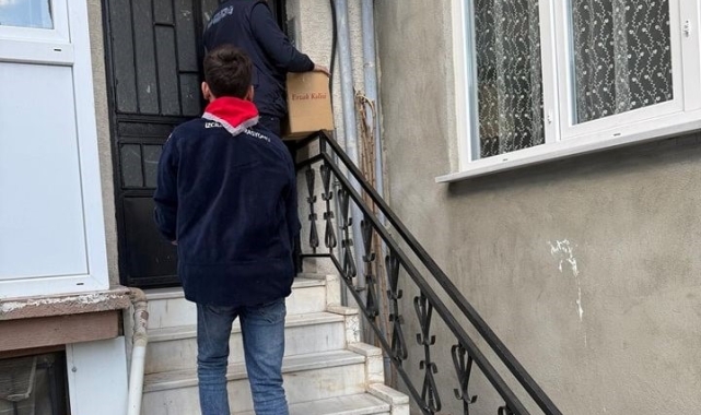 Simav'da Diyanet İzcilerinden ihtiyaç sahiplerine erzak kolisi ve market çeki