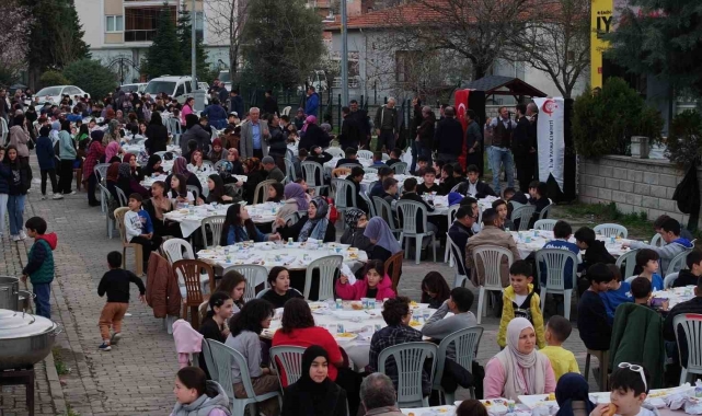Sındırgı'da yaklaşık bin çocuk iftar yaptı