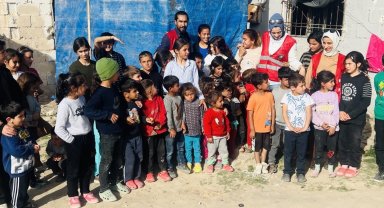 Sınırda 500 çocuk bayramlık elbise ve ayakkabı sevinci yaşadı