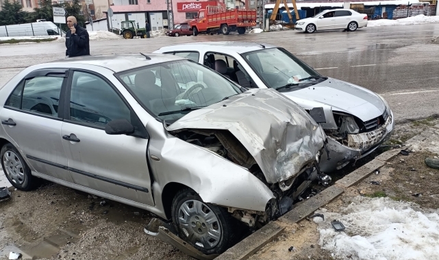 Sinop'ta iki otomobilin çarpıştığı kazada 3 kişi yaralandı