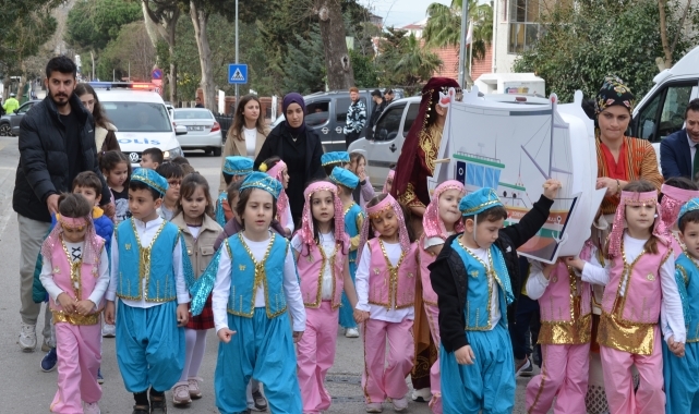 Sinop'ta minik öğrenciler gemi maketiyle dolaşarak bahşiş topladı