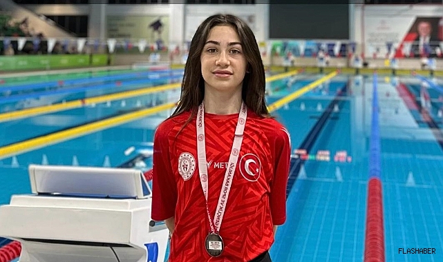 Sinoplu yüzücüden çifte derece