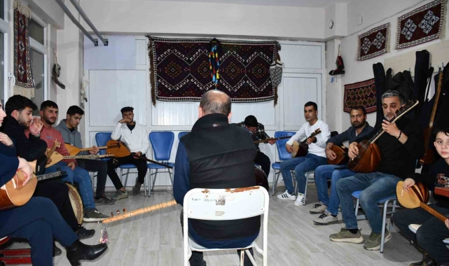 Şırnak'ta 30 kursiyer iftar sonrası saz eğitimi alıyor