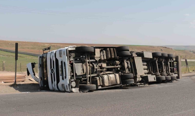 Şırnak&#039;ta virajı alamayan tır devrildi: 1 yaralı