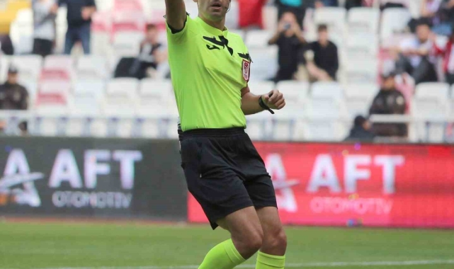 Sivasspor - Göztepe maçının hakemi Burak Pakkan oldu