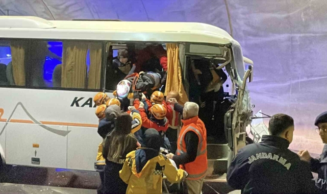 Sivas'ta midibüs tıra arkadan çarptı: 10 yaralı