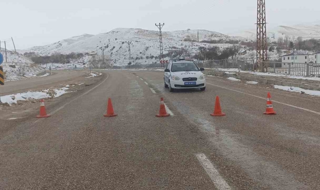 Sivas'ta yoğun kar yağışı ve tipi ulaşımda aksamalara neden oldu