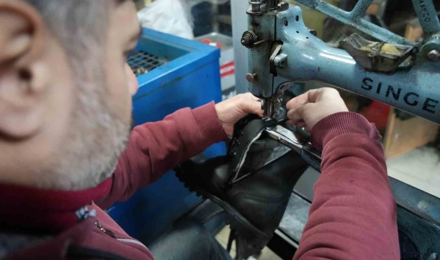 Soğuk kış, ayakkabı tamircilerine yaradı