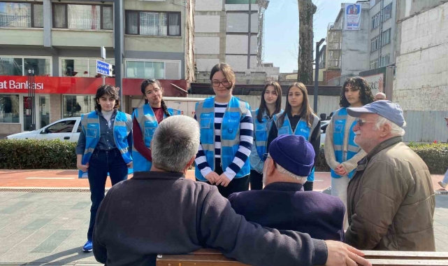 Sokak sokak iyiliğin peşinden koşuyor, küsleri barıştırıp, camiler temizliyorlar