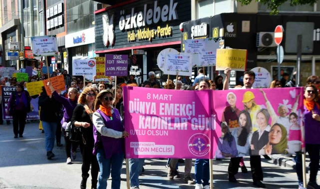 Söke'de kadınlar, hakları ve mücadeleleri için yürüdü