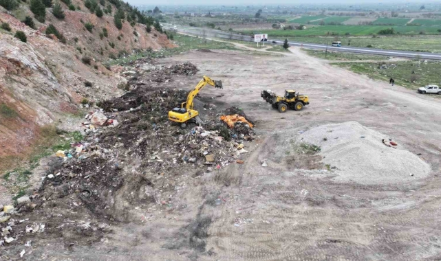 Spil Dağı eteğindeki molozlar temizleniyor