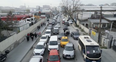 Sultangazi'de mezarlık yolunda kilometrelerce trafik oluştu