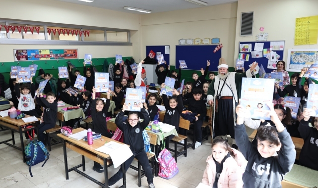 Sultangazi'deki okullarda "Çat Kapı Tiyatro" sürprizi