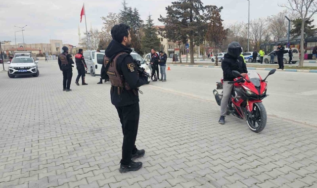 Sultanhanı'nda polisten uzun namlulu silahlarla 'şok' uygulama