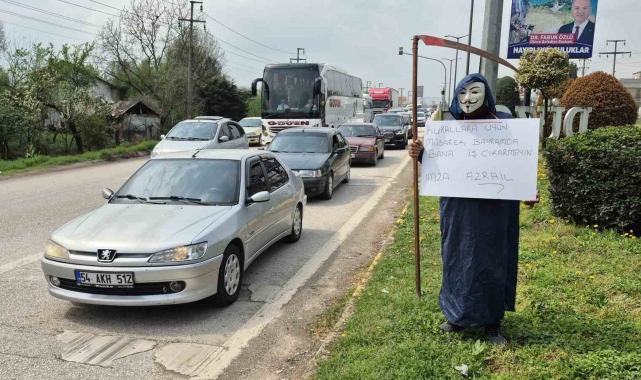 Sürücülere maskeli, tırpanlı uyarı