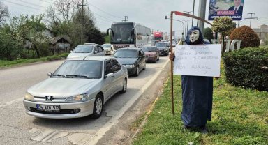 Sürücülere maskeli, tırpanlı uyarı